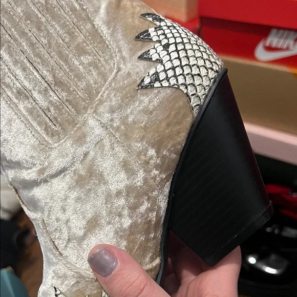 Stylish Tan and Black Women's Boots - Picture 3 of 4